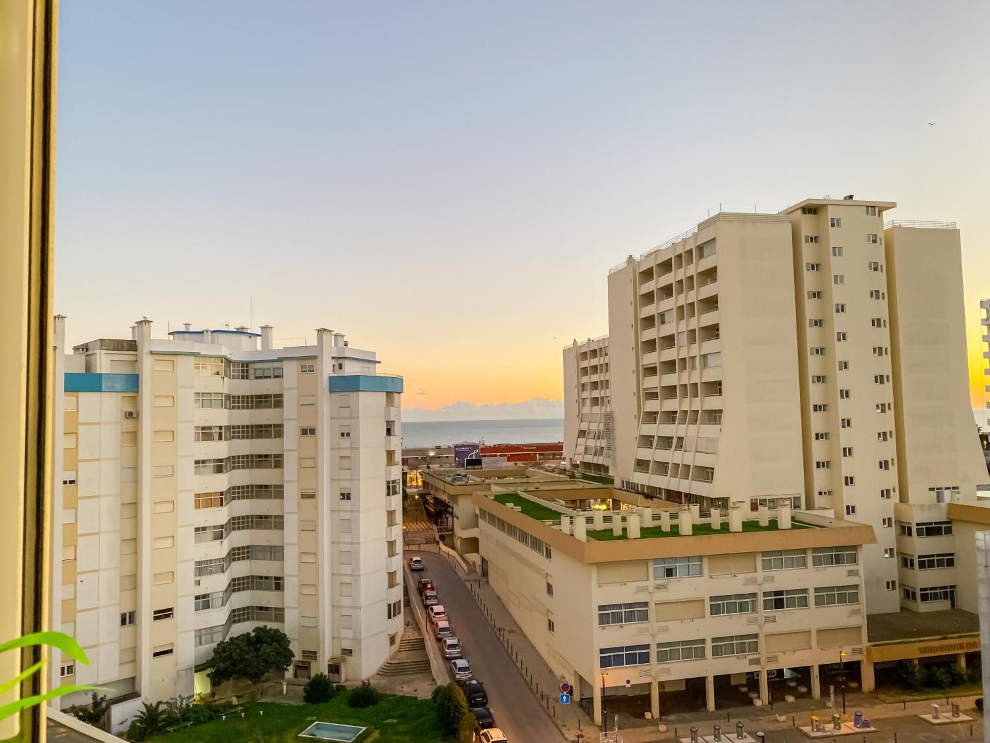 Luxury 2 Min Beach With Balcony, Ocean View, Wifi, Ac, Smarttv Portimao Exterior photo